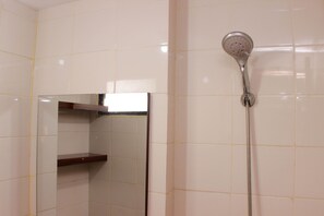 Studio | Bathroom - Cozy Studio at Lagoon Bekasi Town Square Apartment (Bekasi)