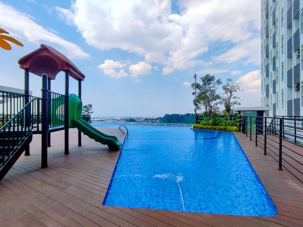 Outdoor pool - Fancy And Nice 1Br With Extra Room At Amartha View Apartment (Semarang)