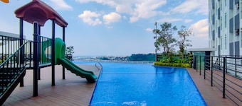 Fancy And Nice 1Br With Extra Room At Amartha View Apartment