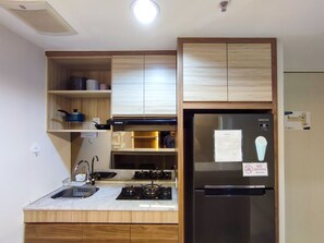 Apartamento, 1 quarto | Cozinha privada | Geladeira, cooktop, talheres/pratos/utensílios de cozinha
