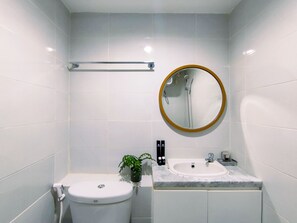 Apartamento, 1 habitación | Baño | Artículos de higiene personal gratuitos, toallas y champú