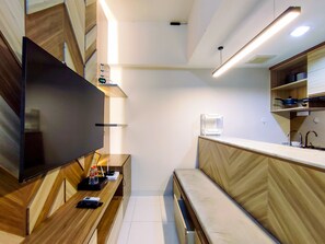Apartamento, 1 habitación | Zona de estar | Una televisión