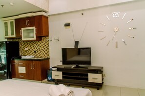 Free WiFi - Cozy Stay Studio At Habitat Apartment (Curug)