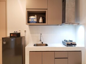 Appartement, 2 chambres | Cuisine privée | Réfrigérateur, surface de cuisson, vaisselle et ustensiles