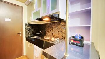 Studio | Private kitchen | Fridge, stovetop, cookware/dishes/utensils