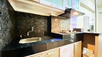 Studiolejlighed | Privat køkken | Køleskab, kogeplade, køkkentøj/tallerkener/redskaber