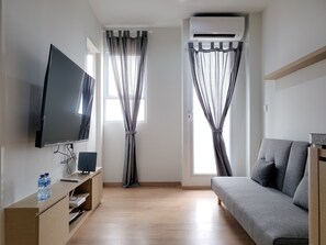 Apartment, 2 Schlafzimmer | Wohnbereich | Fernseher