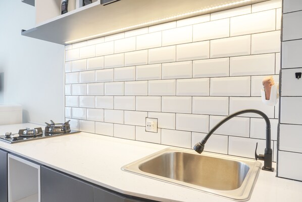 Studio | Private kitchen | Fridge, stovetop, cookware/dishes/utensils - Cozy Studio At Tifolia Apartment (Jakarta)