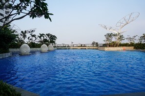 Outdoor pool - Fancy And Well Designed Studio At West Vista Apartment (Jakarta)