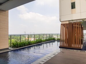 Outdoor pool - Cozy And Elegant Studio Apartment B Residence (Pagedangan)