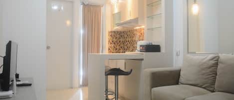 Apartamento, 2 habitaciones | Zona de estar | Una televisión