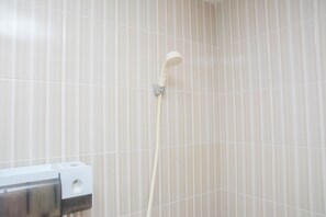 Studio | Badezimmer | Kostenlose Toilettenartikel, Handtücher