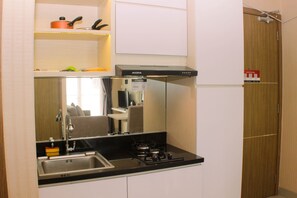 Private kitchen - Cozy And Comfort Living 1Br At Oasis Cikarang Apartment (Cikarang)