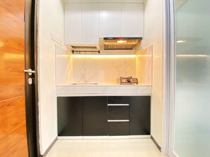 Apartamento, 1 quarto | Cozinha privada | Geladeira, cooktop, talheres/pratos/utensílios de cozinha