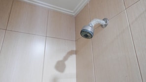 Studio | Badezimmer | Kostenlose Toilettenartikel, Handtücher