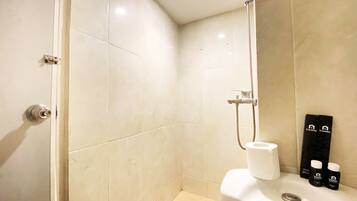 Apartment, 2 Bedrooms | Bilik Mandi | Kelengkapan dandanan diri percuma, tuala disediakan