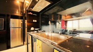 Studio | Dapur pribadi | Lemari es, kompor, dan peralatan masak/sendok-piring