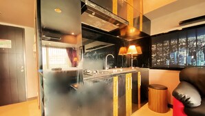 Studio | Dapur pribadi | Lemari es, kompor, dan peralatan masak/sendok-piring