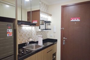 Studio | Private kitchen | Fridge, stovetop, cookware/dishes/utensils - Comfort And Serene Studio At Signature Park Grande Apartment (Jakarta)