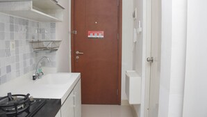 Studio | Bếp riêng | Tủ lạnh, bếp nấu, dụng cụ nấu nướng/bát dĩa/dao nĩa 