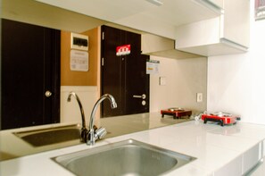 Private kitchen - Stunning Studio Casa De Parco Apartment Near Aeon Mall Bsd (Pagedangan)