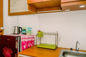 Studio | Private kitchen | Fridge, stovetop, cookware/dishes/utensils - Cozy And Comfort Studio Room At Poris 88 Apartment (Tangerang)