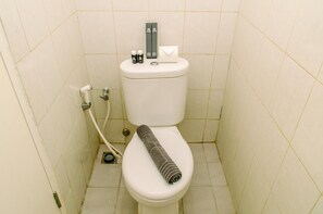 Studio | Bathroom | Free toiletries, towels - Cozy And Comfort Studio Room At Poris 88 Apartment (Tangerang)