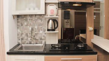 Apartment, 2 Bedrooms | Private kitchen | Fridge, stovetop, cookware/dishes/utensils