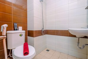 A bathroom with a toilet, a shower, and a sink. - Comfort Stay Studio Room At Margonda Residence 3 Apartment (Depok)