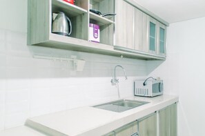 Private kitchen - Spacious 3Br At Kondominium Golf Karawaci Apartment (Curug)