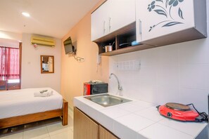 Studio | Private kitchen | Fridge, stovetop, cookware/dishes/utensils - Classic And Cozy Studio At Cinere Bellevue Suites Apartment (Depok)