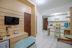 Apartment, 2 Schlafzimmer | Wohnbereich | Fernseher