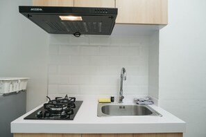Estudio | Cocina privada | Refrigerador, parrilla de estufa y utensilios de cocina 