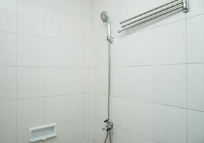 Studio | Badezimmer | Kostenlose Toilettenartikel, Handtücher