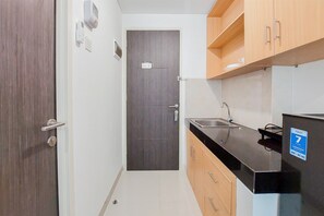 Studio | Eigene Küche | Kühlschrank, Herdplatte, Kochgeschirr/Geschirr/Besteck