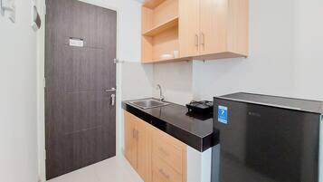 Estudio | Cocina privada | Frigorífico, placa de cocina y utensilios de cocina