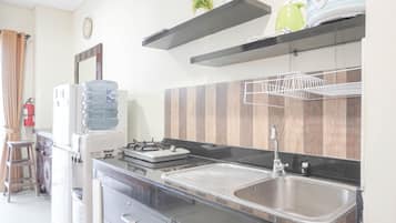 Apartment, 2 Bedrooms | Private kitchen | Fridge, stovetop, cookware/dishes/utensils