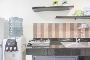 Appartement, 2 chambres | Cuisine privée | Réfrigérateur, surface de cuisson, vaisselle et ustensiles