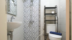 Bathroom - Calm Studio At Supermall Mansion Apartment Benson Tower (Surabaya)