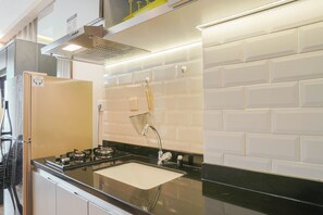 Estudio | Cocina privada | Refrigerador, parrilla de estufa y utensilios de cocina 