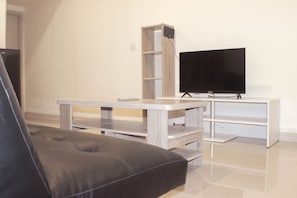 Apartamento, 1 quarto | Área de estar | TV