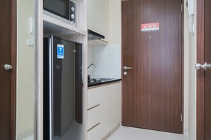 Estudio | Cocina privada | Refrigerador, parrilla de estufa y utensilios de cocina 