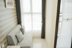 Free WiFi - Comfort And Homey Studio At Transpark Bintaro Apartment (Caringin)
