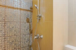 Studio | Badezimmer | Kostenlose Toilettenartikel, Handtücher
