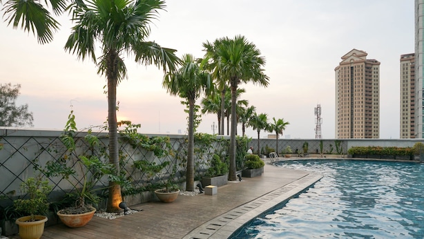 Outdoor pool - Fully Furnished With Cozy Studio Gp Plaza Apartment (Jakarta)