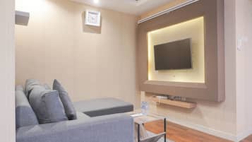 Apartamento, 2 quartos | Área de estar | TV