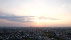 Un quartier résidentiel avec des maisons et un ciel dégagé au coucher du soleil.