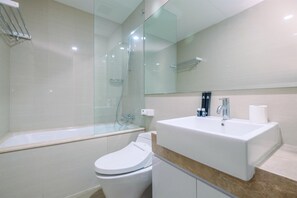 Căn hộ, 2 phòng ngủ | Phòng tắm | Buồng tắm vòi sen, đồ dùng nhà tắm miễn phí, khăn tắm 
