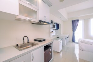 Studio | Private kitchen | Fridge, stovetop, cookware/dishes/utensils