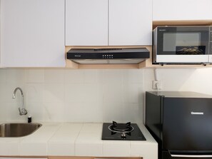 Studio, 2 Bedrooms | Private kitchen | Fridge, stovetop, cookware/dishes/utensils - Minimalist And Comfortable Studio Apartment Tokyo Riverside Pik 2 (Teluknaga)